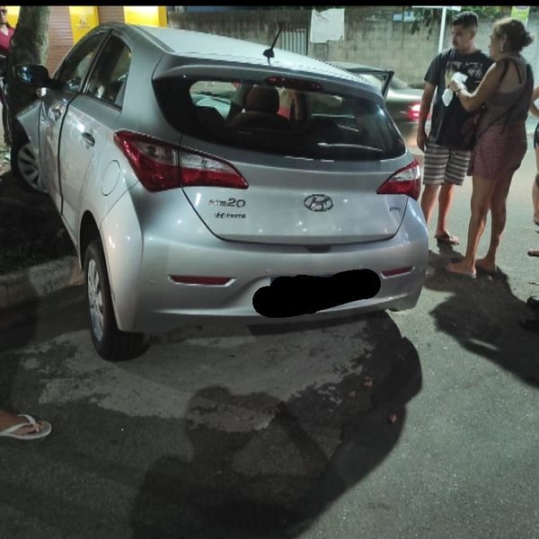 Grávida bate com carro durante assalto na Serra