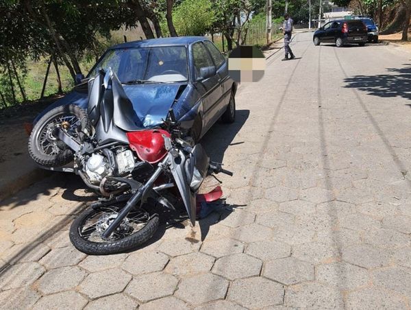 Motociclista morre após colidir com carro estacionado em Colatina