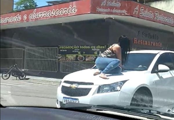 Mulher subiu em cima do veículo