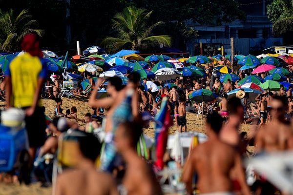 Mesmo diante da pandemia, as praias da Grande Vitória ficaram lotadas neste domingo, 27