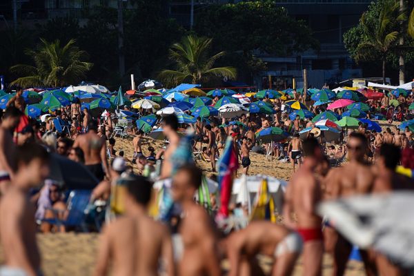 Praia da Costa, em Vila Velha - Mesmo diante da pandemia, as praias da Grande Vitória ficaram lotadas neste domingo, 27 por Fernando Madeira