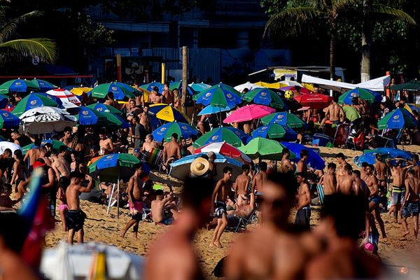 Praia da Costa, em Vila Velha - Mesmo diante da pandemia, as praias da Grande Vitória ficaram lotadas neste domingo, 27 por Fernando Madeira