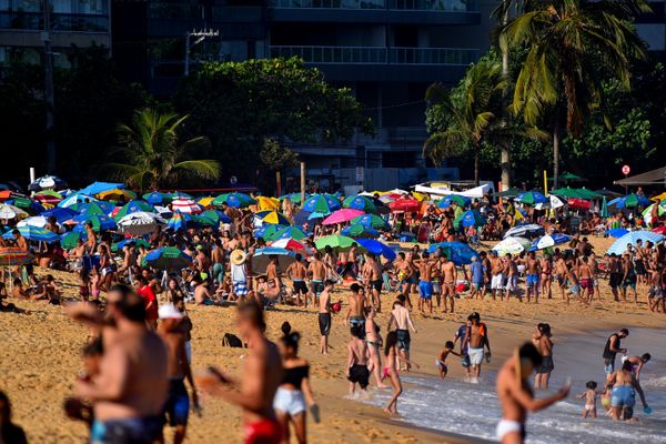 Praia da Costa, em Vila Velha - Mesmo diante da pandemia, as praias da Grande Vitória ficaram lotadas neste domingo, 27 por Fernando Madeira
