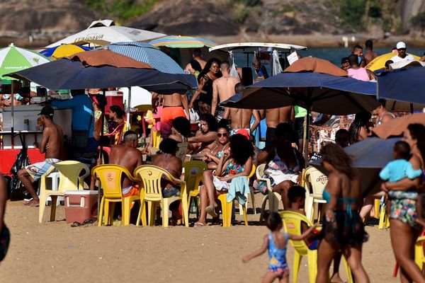 Curva da Jurema, em Vitória - Mesmo diante da pandemia, as praias da Grande Vitória ficaram lotadas neste domingo, 27 por Fernando Madeira