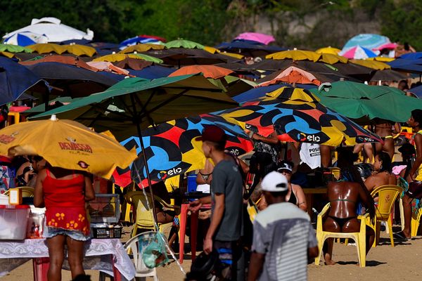 Mesmo diante da pandemia, as praias da Grande Vitória ficaram lotadas neste domingo, 27
