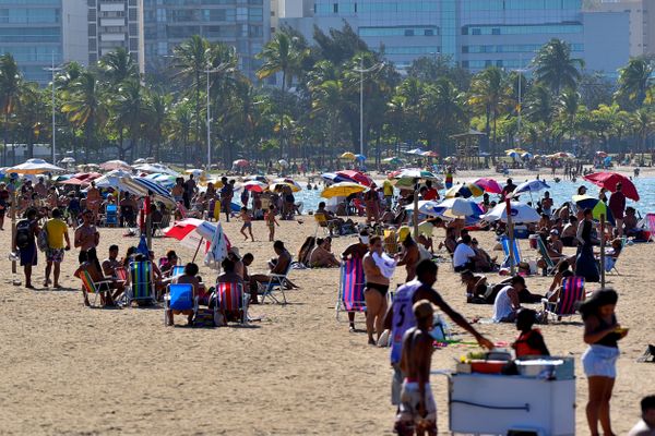 Curva da Jurema, em Vitória - Mesmo diante da pandemia, as praias da Grande Vitória ficaram lotadas neste domingo, 27 por Fernando Madeira
