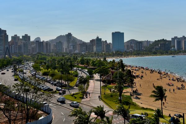 Curva da Jurema, em Vitória - Mesmo diante da pandemia, as praias da Grande Vitória ficaram lotadas neste domingo, 27 por Fernando Madeira