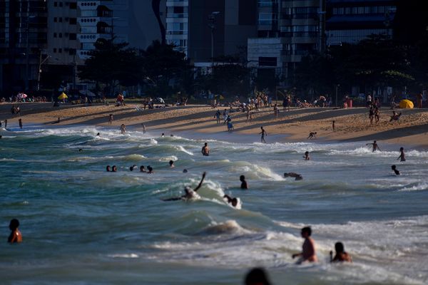 Praia da Costa, em Vila Velha - Mesmo diante da pandemia, as praias da Grande Vitória ficaram lotadas neste domingo, 27 por Fernando Madeira