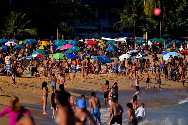 Mesmo diante da pandemia, as praias da Grande Vitória ficaram lotadas neste domingo, 27