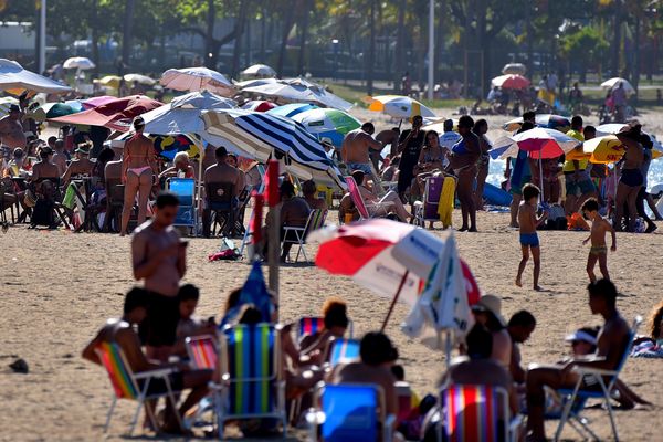 Mesmo diante da pandemia, as praias da Grande Vitória ficaram lotadas neste domingo, 27