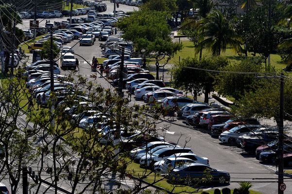 Curva da Jurema, em Vitória - Mesmo diante da pandemia, as praias da Grande Vitória ficaram lotadas neste domingo, 27 por Fernando Madeira