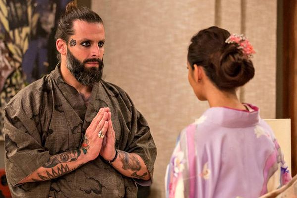 Ralf (Henri Castelli) aparece na casa de Hirô (Carol Nakamura) vestido com quimono para tentar conquistar a garota em cena de