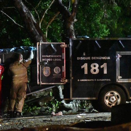 As imagens mostram os quatro executados, o rapaz que sobreviveu e um outro homem, que a polícia não identificou e ainda não sabe o que aconteceu com ele
