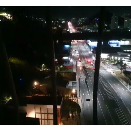 A avenida tomada por viaturas e, em vídeos, era possível ouvir barulhos que se assemelhavam a fogos de artifício; PM confirmou que moradores tentaram ocupar a via, que foi liberada por volta das 22h