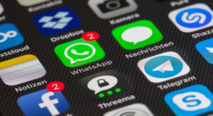 Usuário se beneficia da gratuitade da rede e, em troca, cede informações para a plataforma, o que parece justo. Se alguém busca uma vida privada, as redes sociais definidamente não são o melhor ambiente