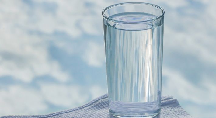 As altas temperaturas, como as desta segunda (28) no ES, exigem cuidados redobrados; beber água e evitar alimentos muito salgados são dicas importantes, segundo a comentarista da CBN Vitória, Roberta Larica