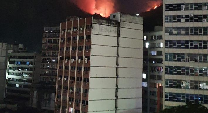 Mais cedo, militares atuaram em um incêndio em vegetação na região de Fradinhos, que havia sido controlado; à noite, chamas voltaram em direção à Gruta da Onça