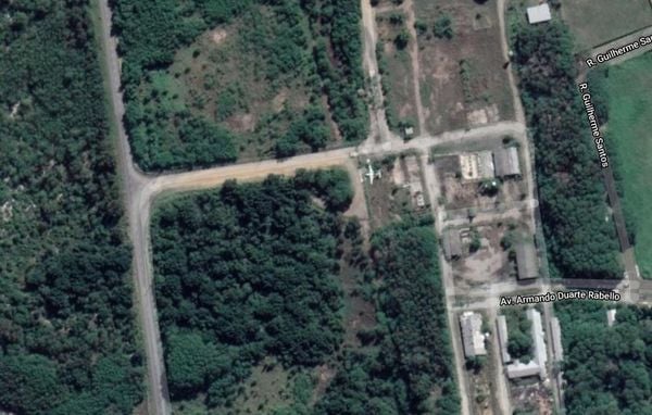 Imagem de satélite mostra avião na mata do Aeroporto de Vitória próximo a Jardim Camburi