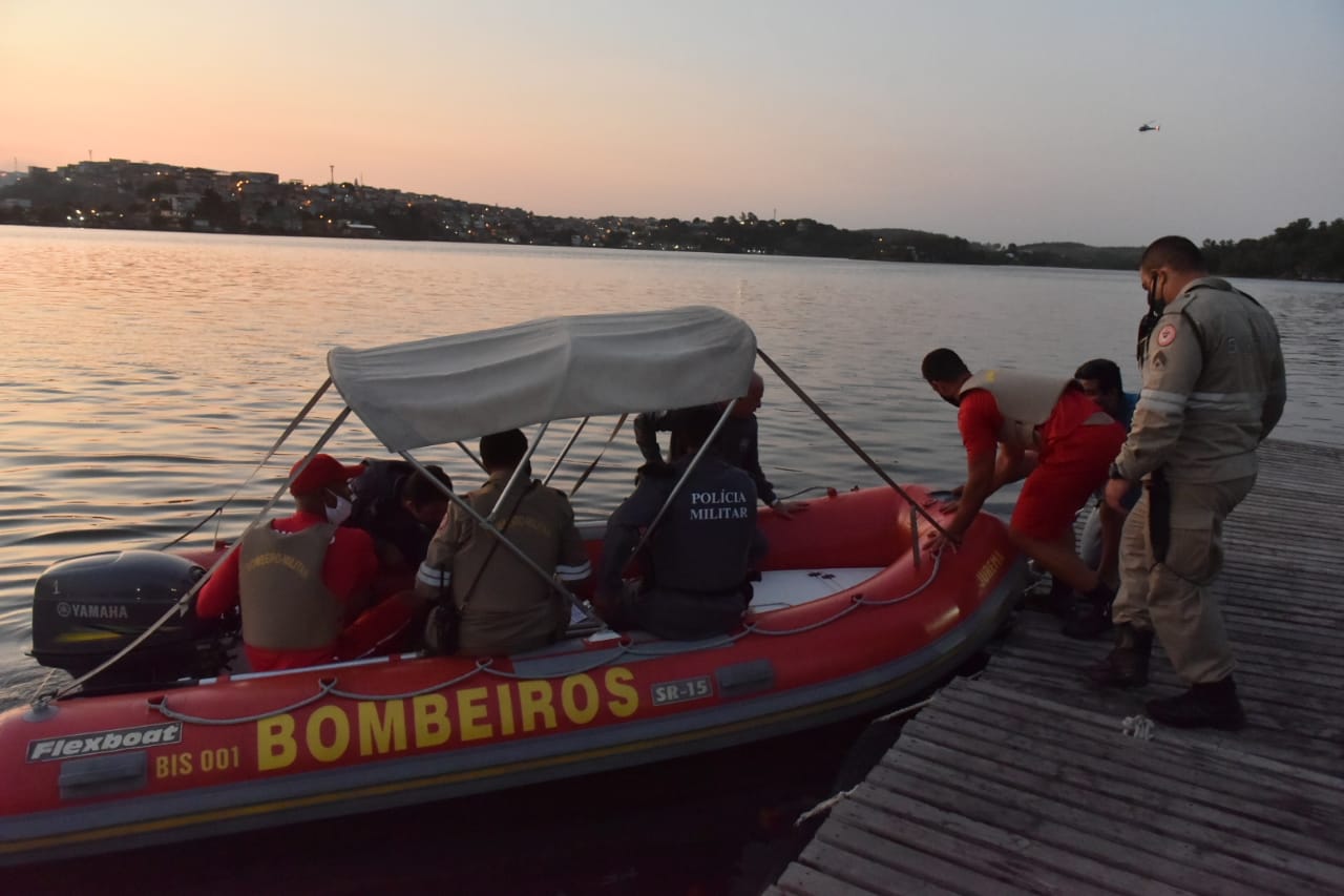 Barco del Cuerpo de Bomberos en la Bahía de Vitória