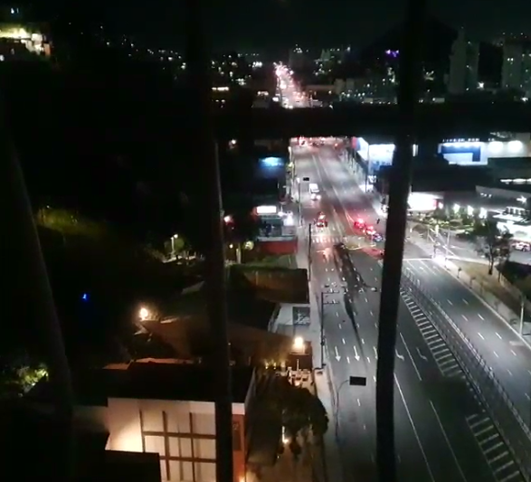 Visão da Avenida Leitão da Silva com viaturas da polícia ocupando a pista