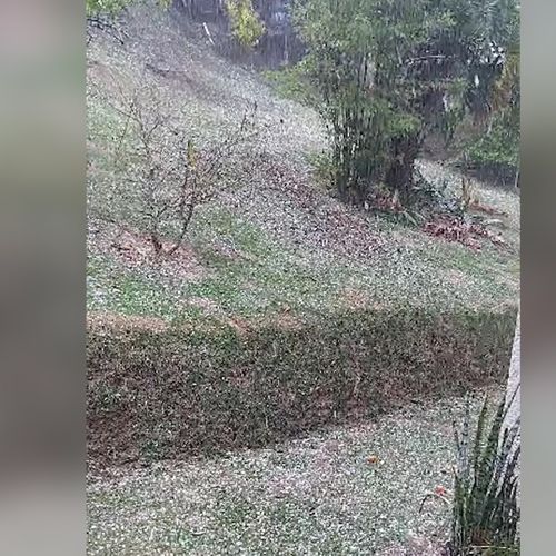 Moradores ficaram surpresos com a chuva e relatos indicam que o tempo era de sol forte antes do fenômeno