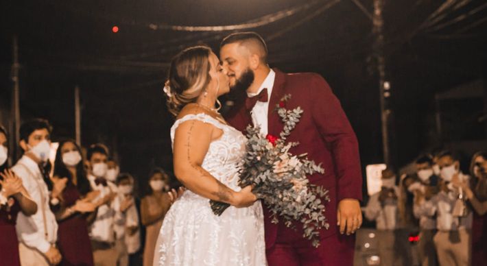Poucos convidados, lugares abertos e celebrações a distância devem estampar os álbuns de casamento realizados no atual momento