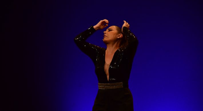Atriz apresenta 'E Foram Quase Felizes Para Sempre', neste domingo (25), no Teatro da Ufes, que será transmitido pelo YouTube e Facebook