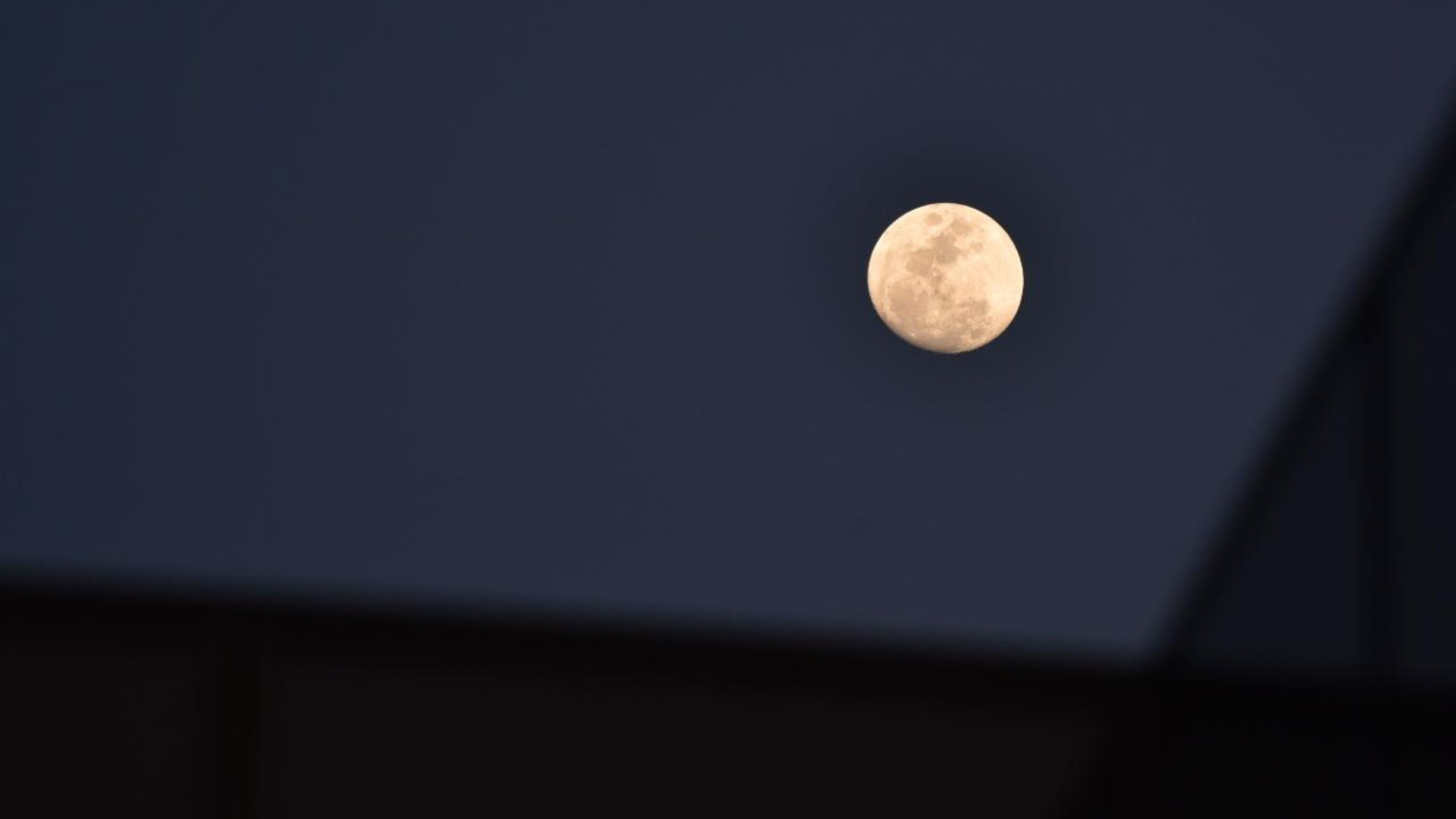 A lua vista de Bento Ferreira, em Vitória