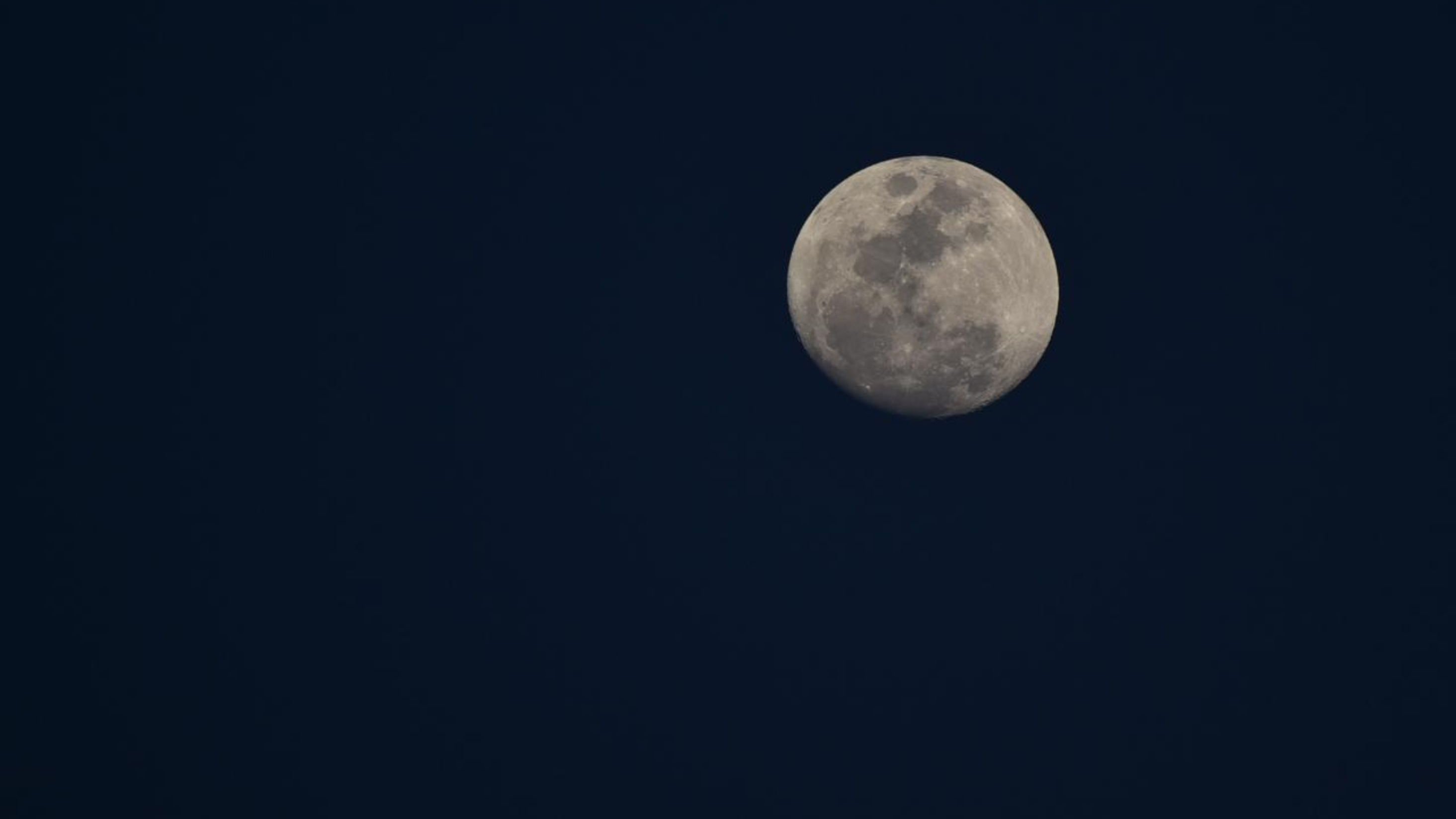 A lua vista de Bento Ferreira, em Vitória, nesta terça-feira (29)