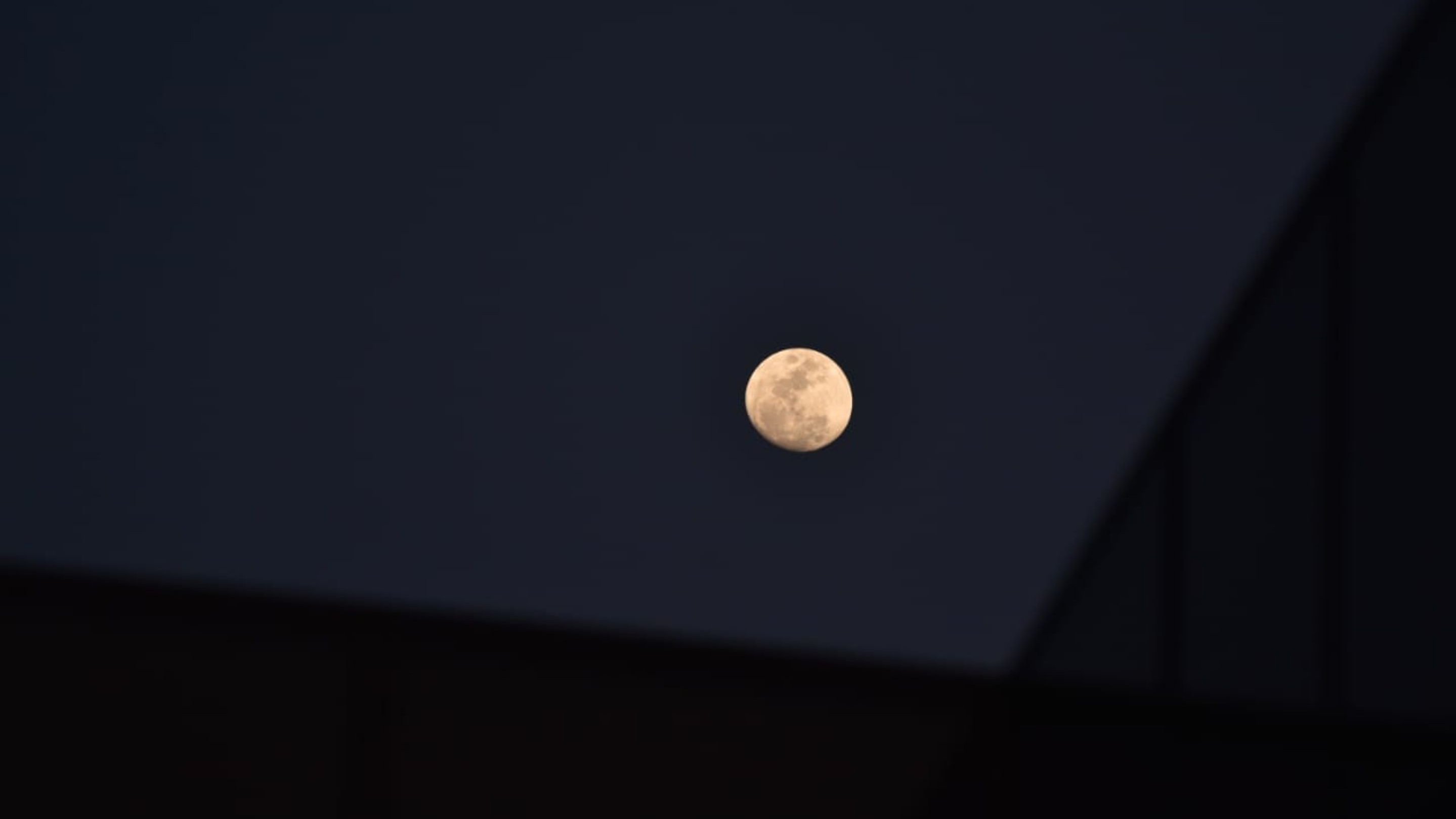 A lua vista de Bento Ferreira, em Vitória, nesta terça-feira (29)