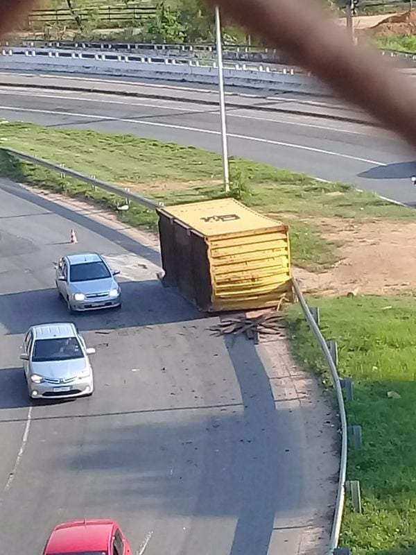 Um contêiner caiu de uma carreta na Rodovia Leste Oeste e ocupou uma faixa da via