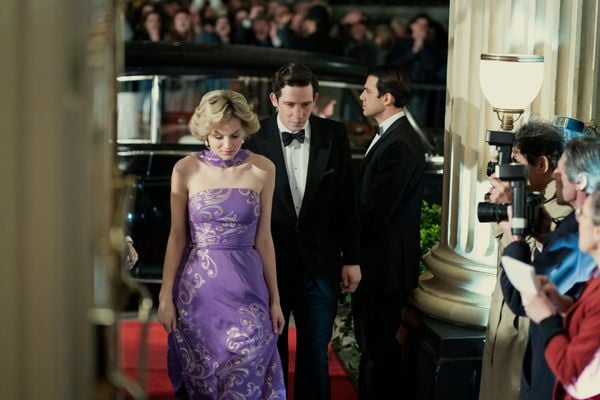 Princesa Diana (Emma Corrin) e Príncipe Charles (Josh O'Connor) na série 