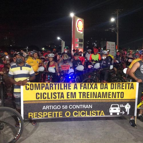 Os participantes saíram do bairro Laranjeiras e passaram próximo ao local do acidente; ciclistas carregavam faixa pedindo respeito no trânsito