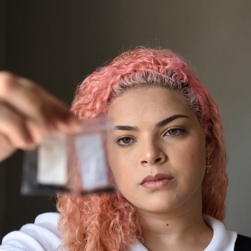 A mulher contou que tinha feito compras em site que vende produtos de empresas de fora, principalmente chinesas. Ao buscar os pacotes, além de não receber o que adquiriu, ainda encontrou os grãos