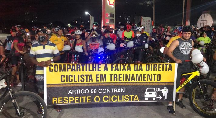 Os participantes saíram do bairro Laranjeiras e passaram próximo ao local do acidente; ciclistas carregavam faixa pedindo respeito no trânsito