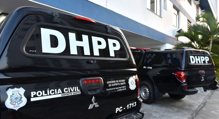 Uma das vítimas chegou a ser socorrida, mas morreu no hospital; disparos aconteceram no início da tarde desta quinta-feira (29)