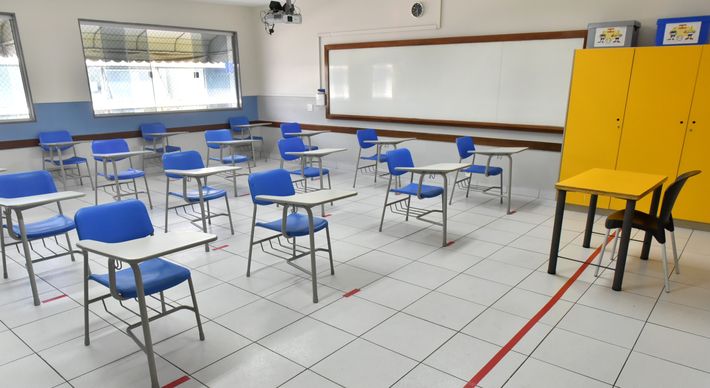 A previsão de retorno no mês que vem, na maioria das cidades capixabas, é do secretário de Saúde do Espírito Santo, caso predomine a classificação moderada do mapa de risco