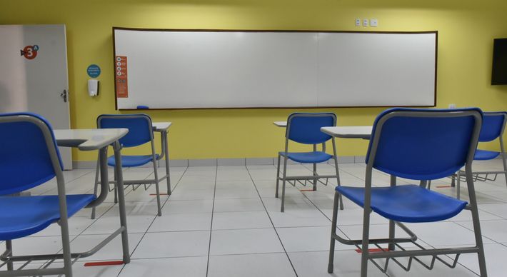 Câmara dos Deputados aprovou a urgência de projeto que declara essenciais as aulas presenciais. Caso aprovada, lei vai dificultar aulas remotas