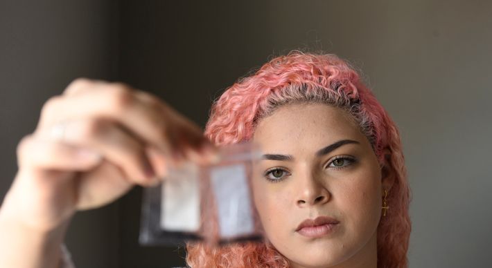 A mulher contou que tinha feito compras em site que vende produtos de empresas de fora, principalmente chinesas. Ao buscar os pacotes, além de não receber o que adquiriu, ainda encontrou os grãos