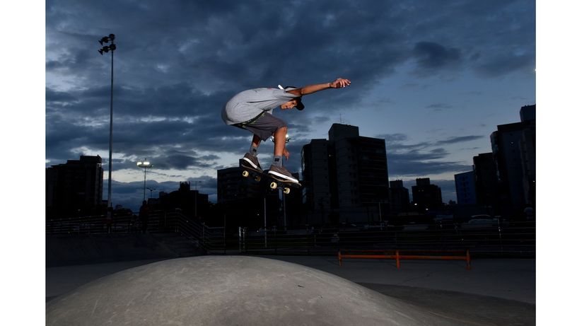 Skatistas na pista do Atlântica Parque, em Jardim Camburi