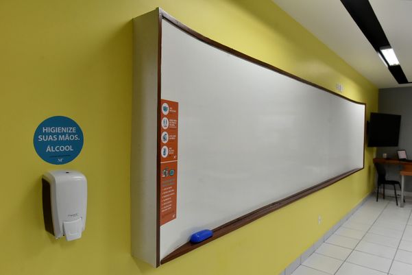 Escolas adotam medidas de segurança para volta às aulas por Fernando Madeira