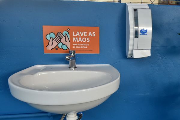 Escolas adotam medidas de segurança para volta às aulas por Fernando Madeira