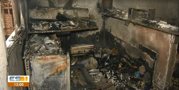 Incêndio destruiu apartamento no bairro Maria Ortiz, em Vitória