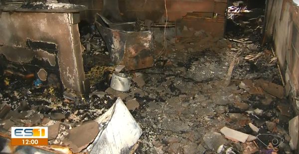 Incêndio destruiu apartamento no bairro Maria Ortiz, em Vitória por Reprodução / TV Gazeta