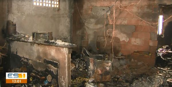 Incêndio destruiu apartamento no bairro Maria Ortiz, em Vitória por Reprodução / TV Gazeta