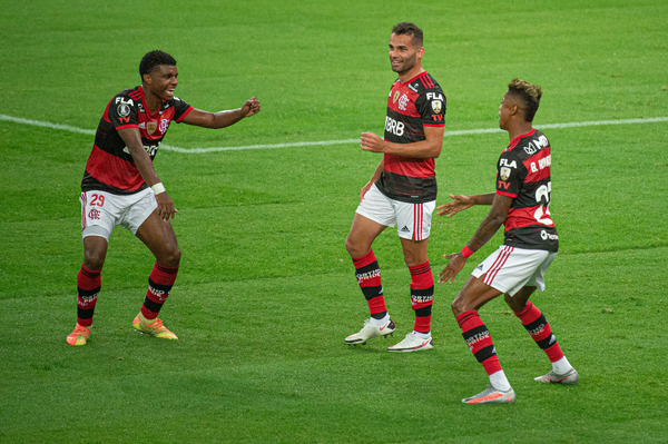 Lincoln comemora gol com a camisa do Flamengo