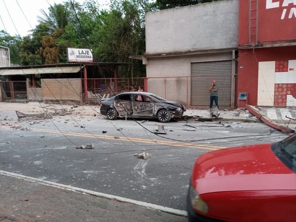 Local do acidente mostra estragos causados pela batida em Cachoeiro de Itapemirim
