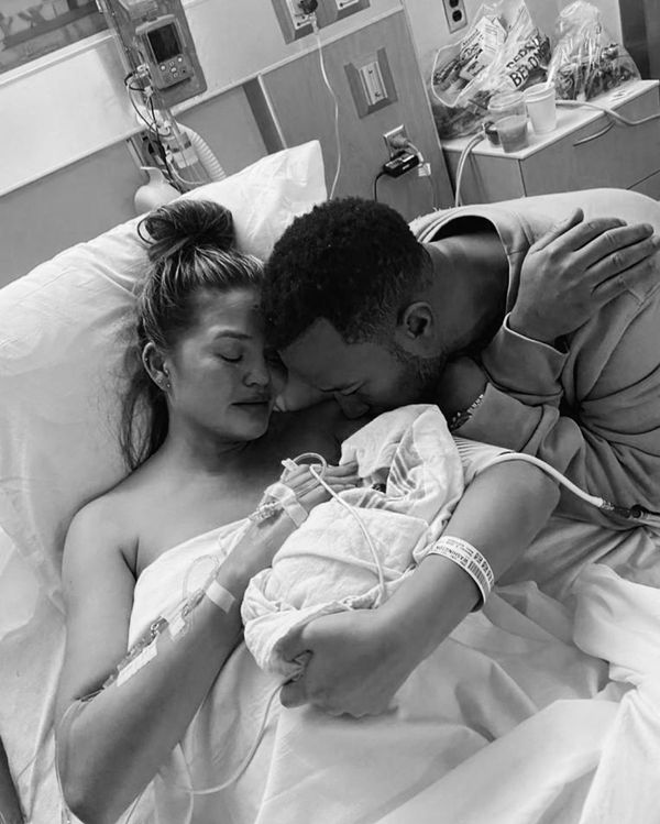  A modelo Chrissy Teigen e o cantor John Legend seguram Jack, que não sobreviveu após o parto