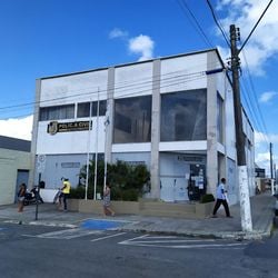 Vítima foi socorrida pelos familiares com ferimentos nos braços e no abdômen; suspeita fugiu depois do ocorrido