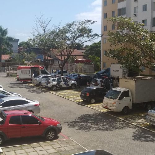 Viaturas dos Bombeiros, Samu e PM - incluindo a Tropa de Choque - estão no local. Segundo informações da TV Gazeta, ele esfaqueou um eletricista